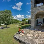 Neastor Villa *