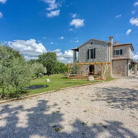 Neastor Villa *
