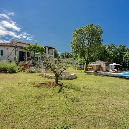 Neastor Villa *